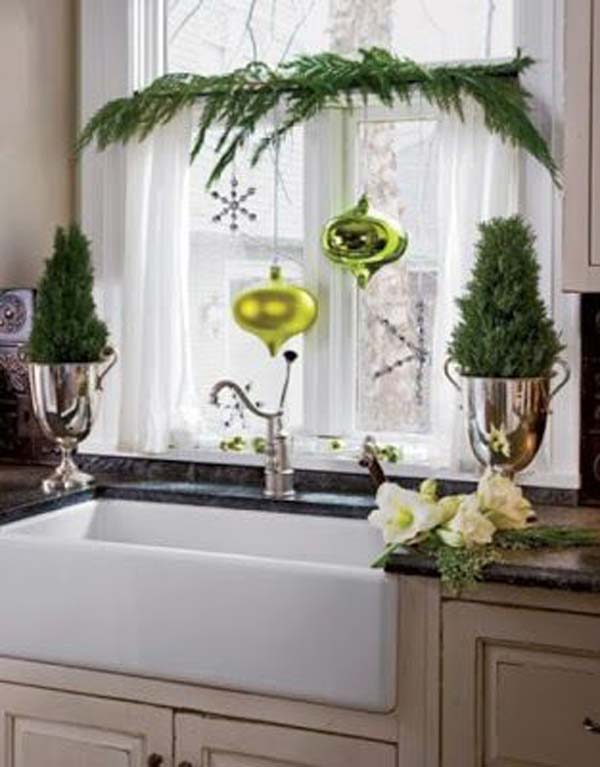 30 Insanely Beautiful Last Minute Christmas Windows Decorating Ideas homesthetics decor 20