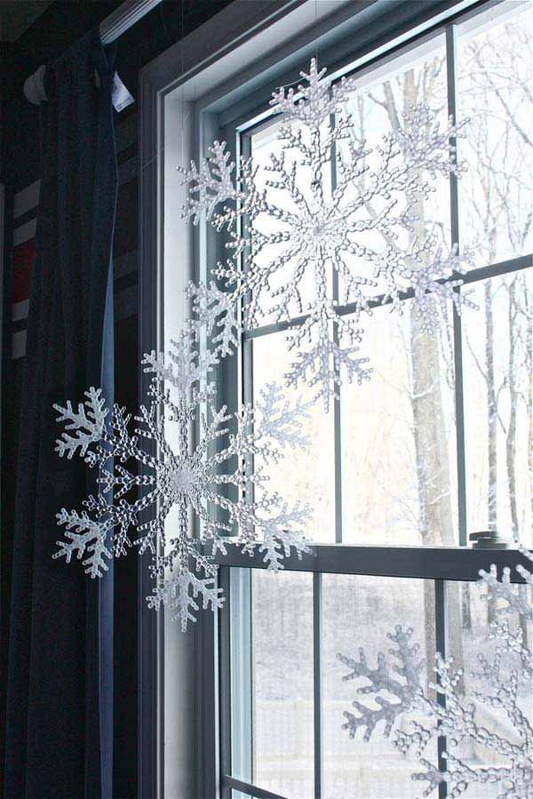 25+ Inspiring Last Minute Christmas Windows Decorating Ideas