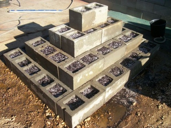 DIY Cinder Block Pyrimad Raised Garden Bed e1430326535549