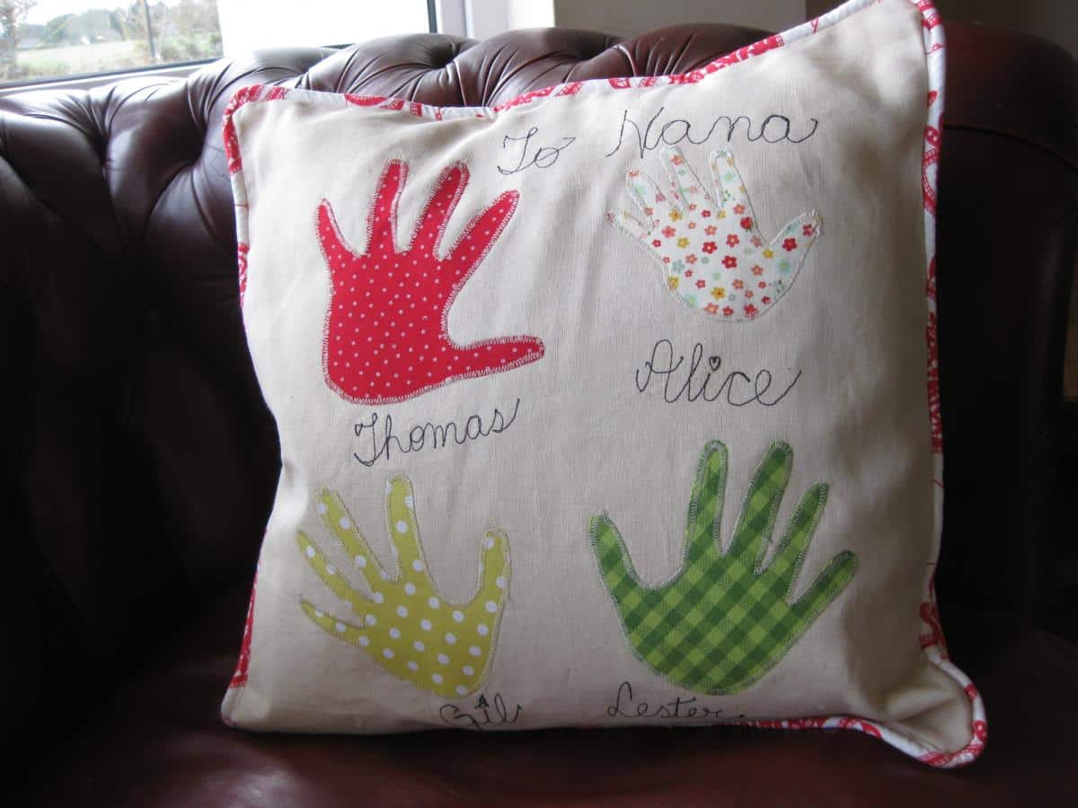 15+ Keepsakes Made with Family Handprint Ideas