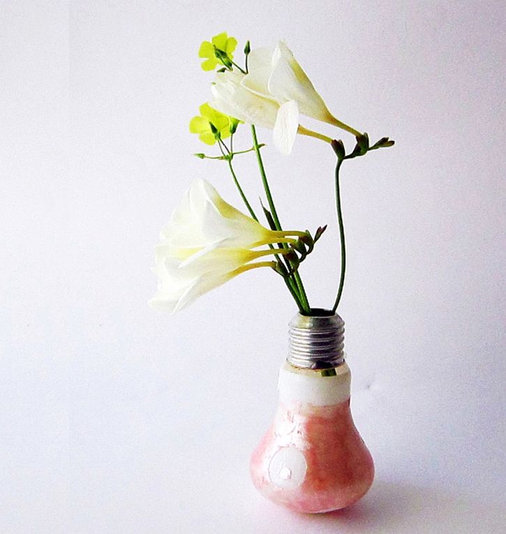Light bulb vase