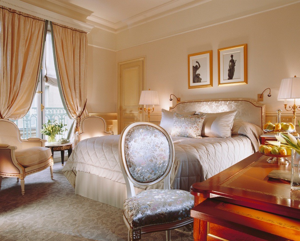 Luxurious Victorian Bedroom Designs with Beauiful Bed and Haedboard Design