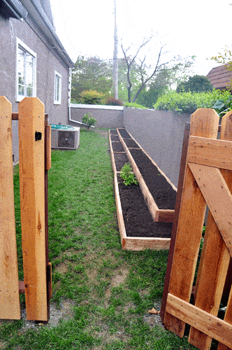 15 Cheap & Easy DIY Raised Garden Beds