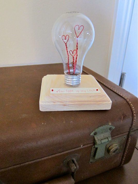 20+ Fantastic DIY Ways To Recycle Old Light Bulbs