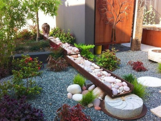 10+ Delightful Garden Decorations With Pebbles