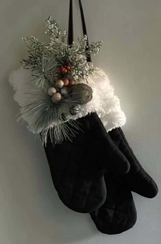 christmas decorating ideas using oven gloves 2