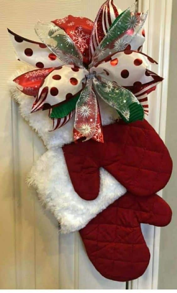 christmas decorating ideas using oven gloves 4