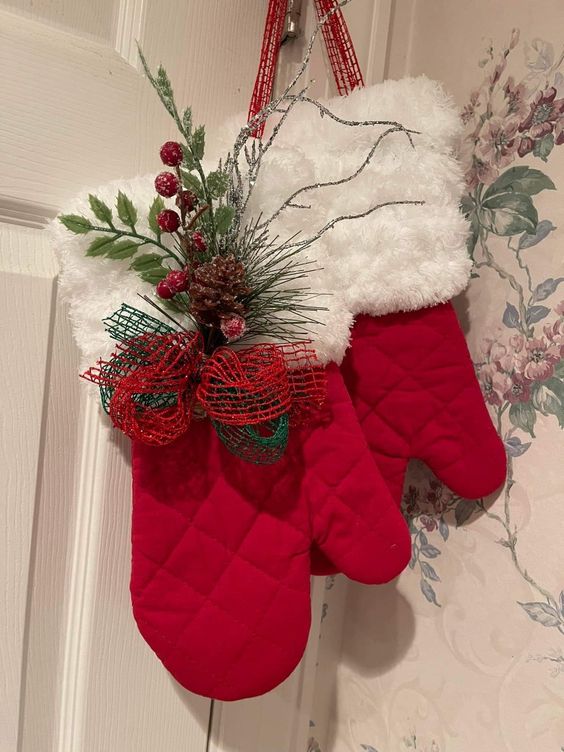 christmas decorating ideas using oven gloves 6