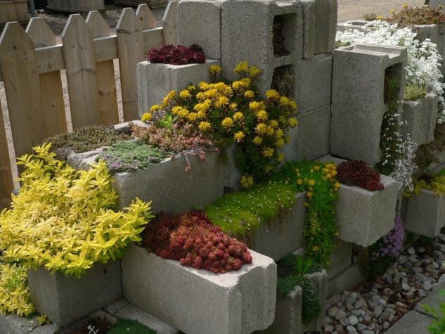 10+ Inspiring DIY Cinder Block Garden