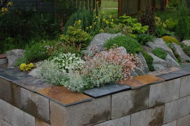 10+ Inspiring DIY Cinder Block Garden