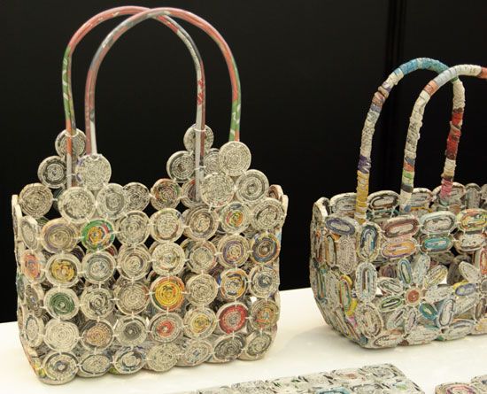 crafty ways to repurpose old magazines bag 1