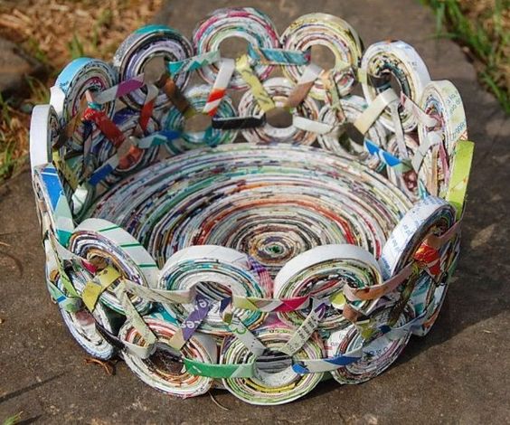 crafty ways to repurpose old magazines basket 1