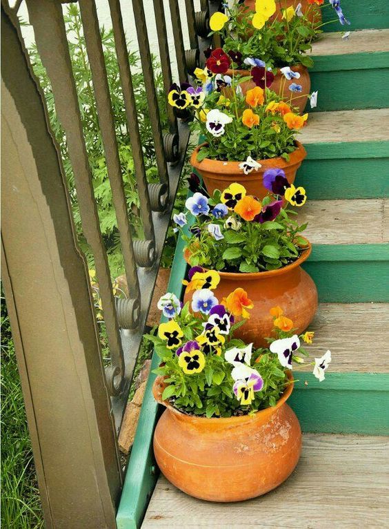 Creative ideas for decorating stairs with vases