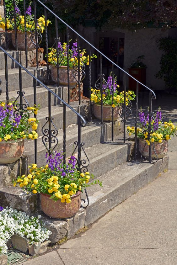 Creative ideas for decorating stairs with vases