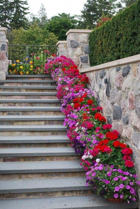 Creative ideas for decorating stairs with vases