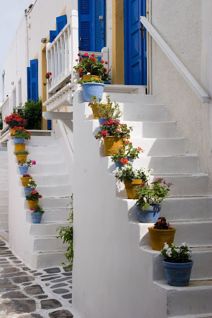 Creative ideas for decorating stairs with vases