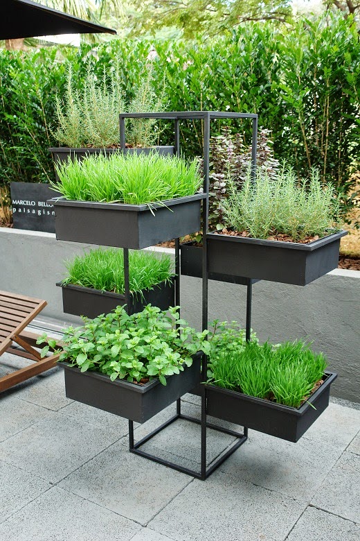 creative vertical planter 16