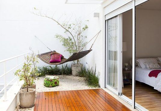 Superb Ways to Decorate Your Balcony With Pebbles