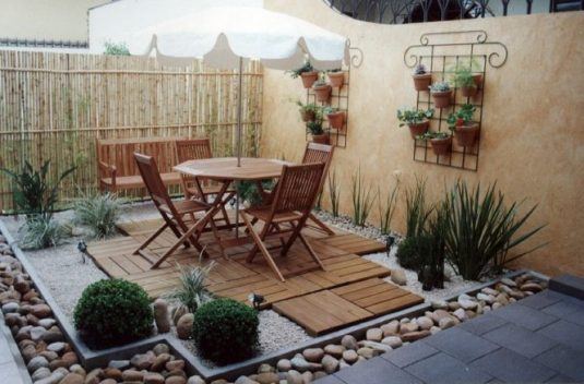 Superb Ways to Decorate Your Balcony With Pebbles