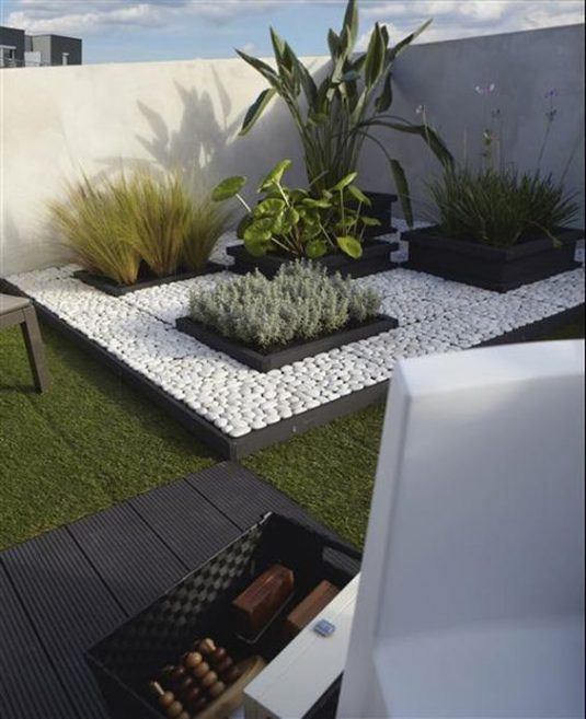 Superb Ways to Decorate Your Balcony With Pebbles