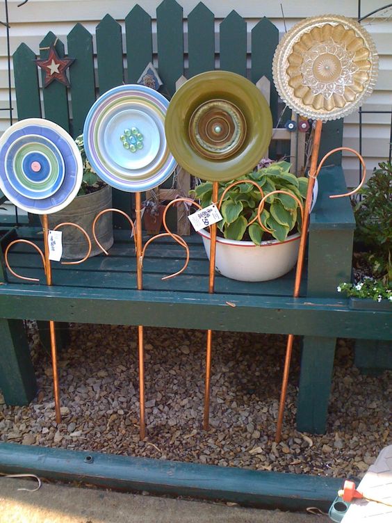 Ideas for decorating the garden with kitchen utensils