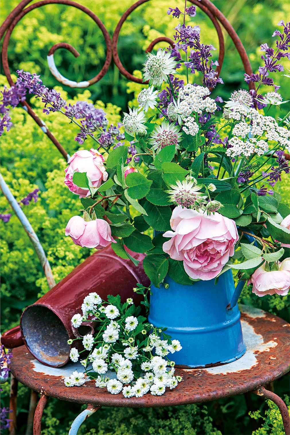 Ideas for decorating the garden with kitchen utensils