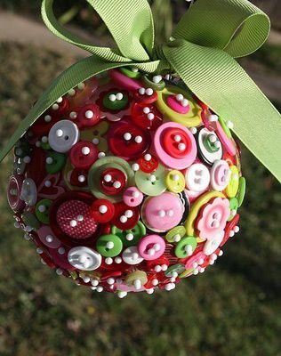 diy christmas tree ornaments made with buttons 8