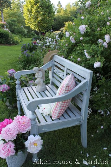 20+ Pretty & Awesome DIY Front Yard Benches