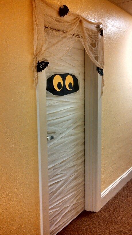 diy halloween door decorations 9