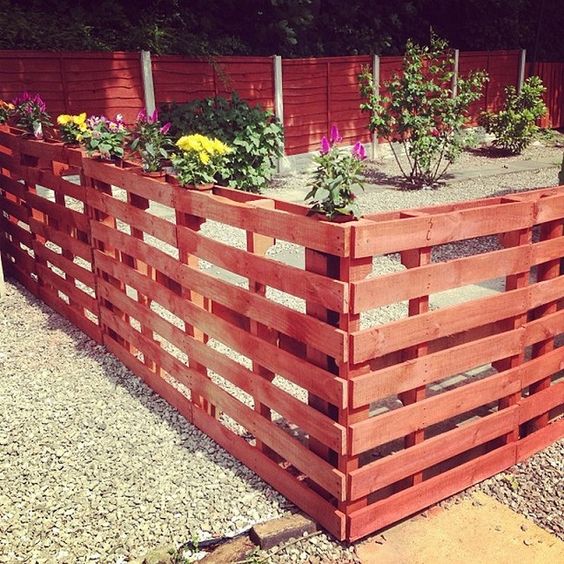 Creative Pallet Fences for Your Garden Spaces