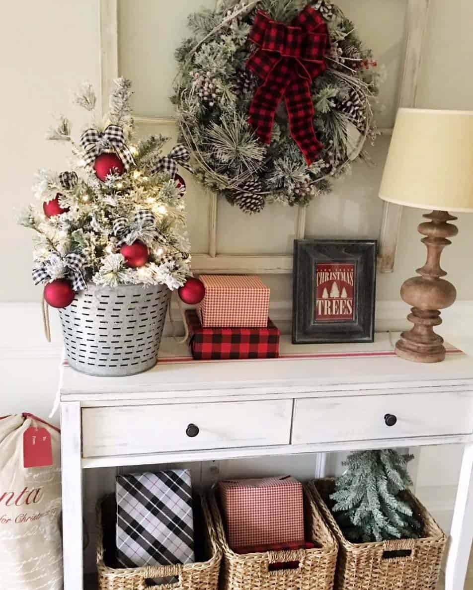 ideas for decorating the entryway for christmas 6