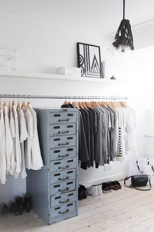 20+ Ingenious Low Cost DIY Closets