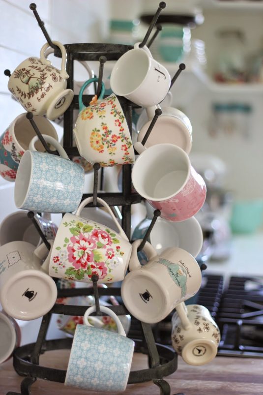 10+ Unique Mug Storage Ideas for Your Kitchen