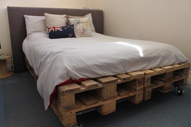 25+ Ingeniously Beautiful DIY Pallet Bed Designs