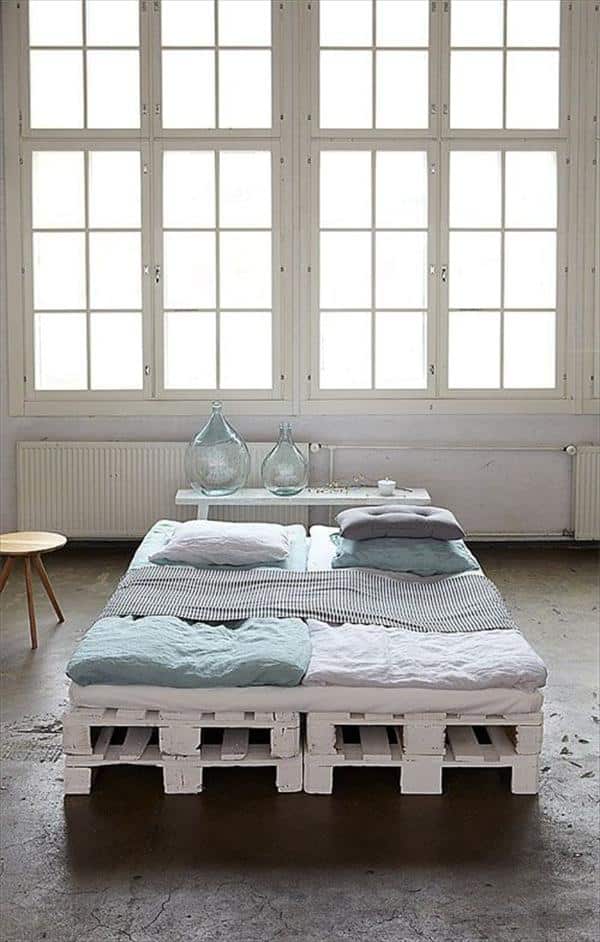 25+ Ingeniously Beautiful DIY Pallet Bed Designs