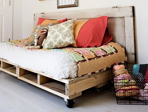 25+ Ingeniously Beautiful DIY Pallet Bed Designs