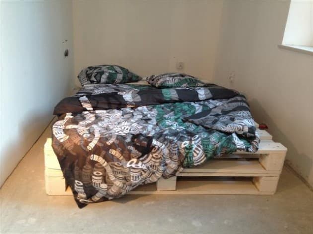 25+ Ingeniously Beautiful DIY Pallet Bed Designs