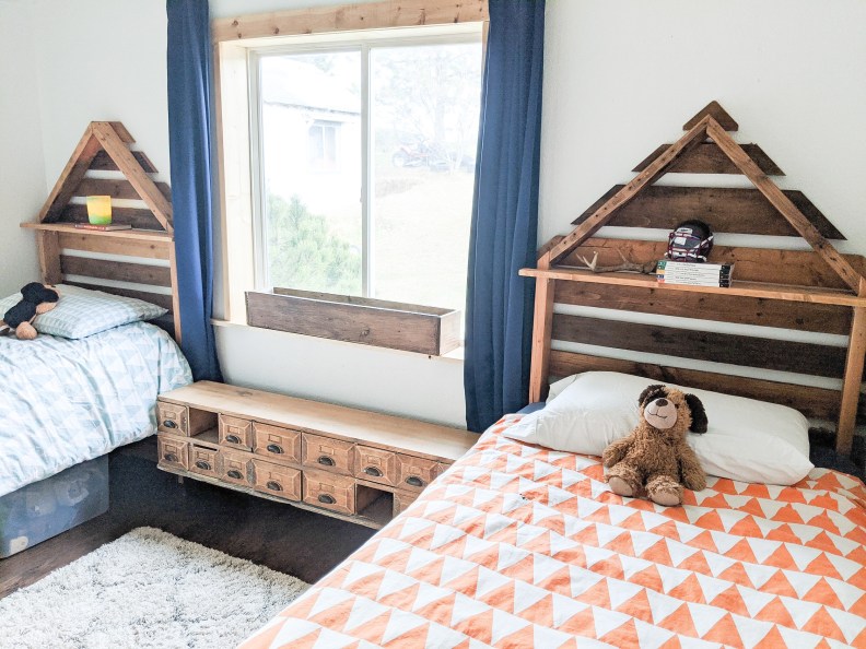 Pallet Headboard: Creative Ideas