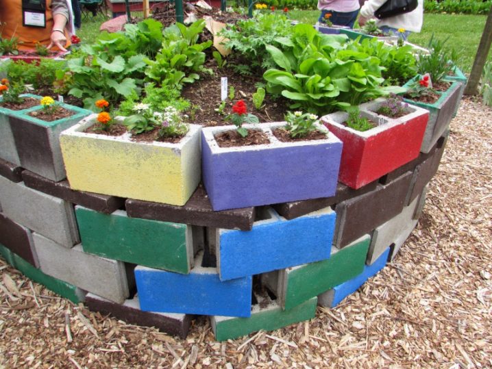 15+ DIY Uniquely Shaped Raised Bed Gardens