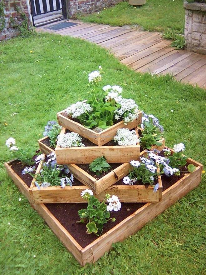 15+ DIY Uniquely Shaped Raised Bed Gardens