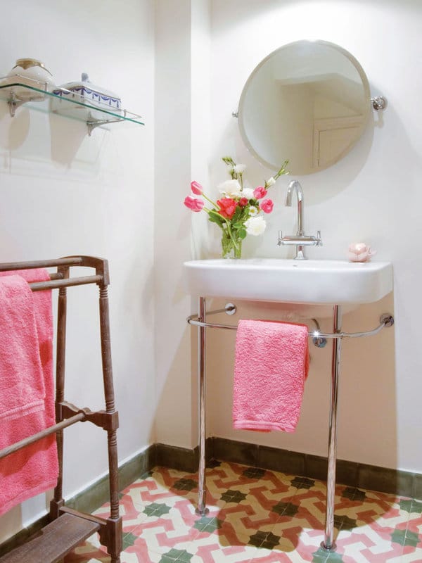 Decor Ideas That Make Small Bathrooms Feel Bigger