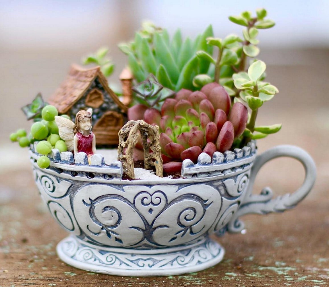 15+ Superb Tiny Teacup Garden Ideas