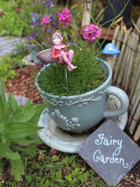 15+ Superb Tiny Teacup Garden Ideas