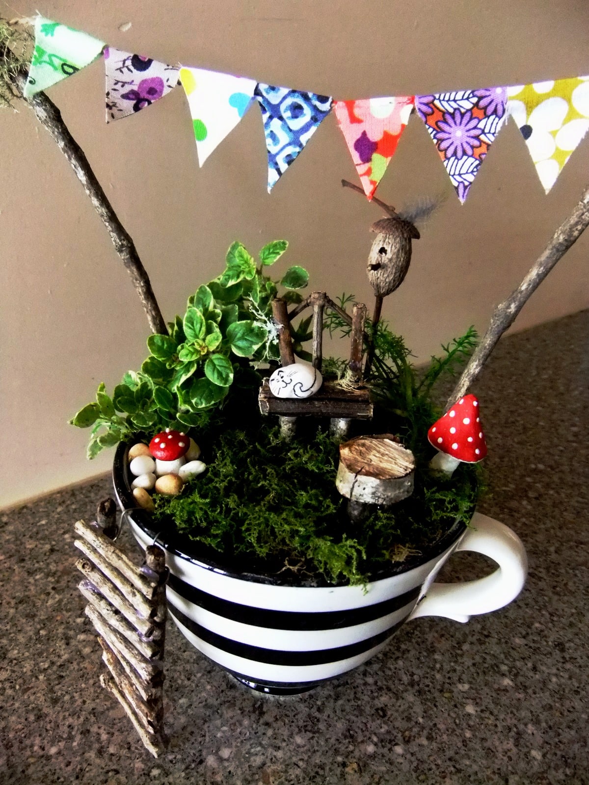 15+ Superb Tiny Teacup Garden Ideas