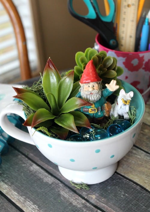 15+ Superb Tiny Teacup Garden Ideas