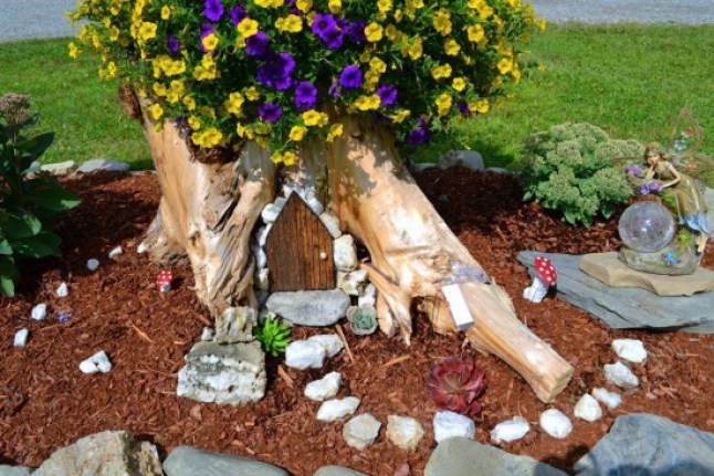 15+ Awesome Tree Stump Fairy Gardens