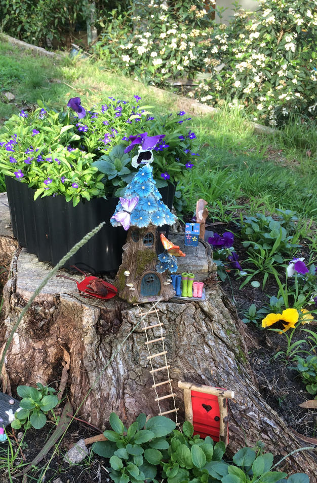 15+ Awesome Tree Stump Fairy Gardens