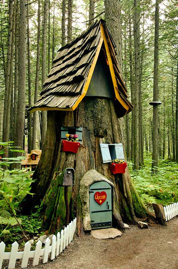 15+ Awesome Tree Stump Fairy Gardens