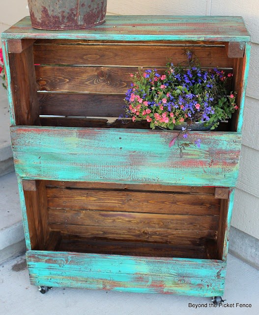 20+ DIY Wooden Crates Furniture Design Ideas