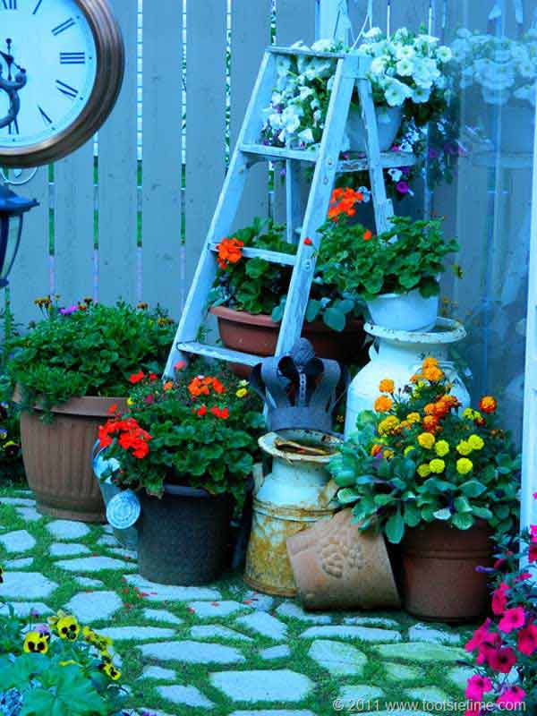 15+ Impressive Ideas to Make Wooden Ladder Garden